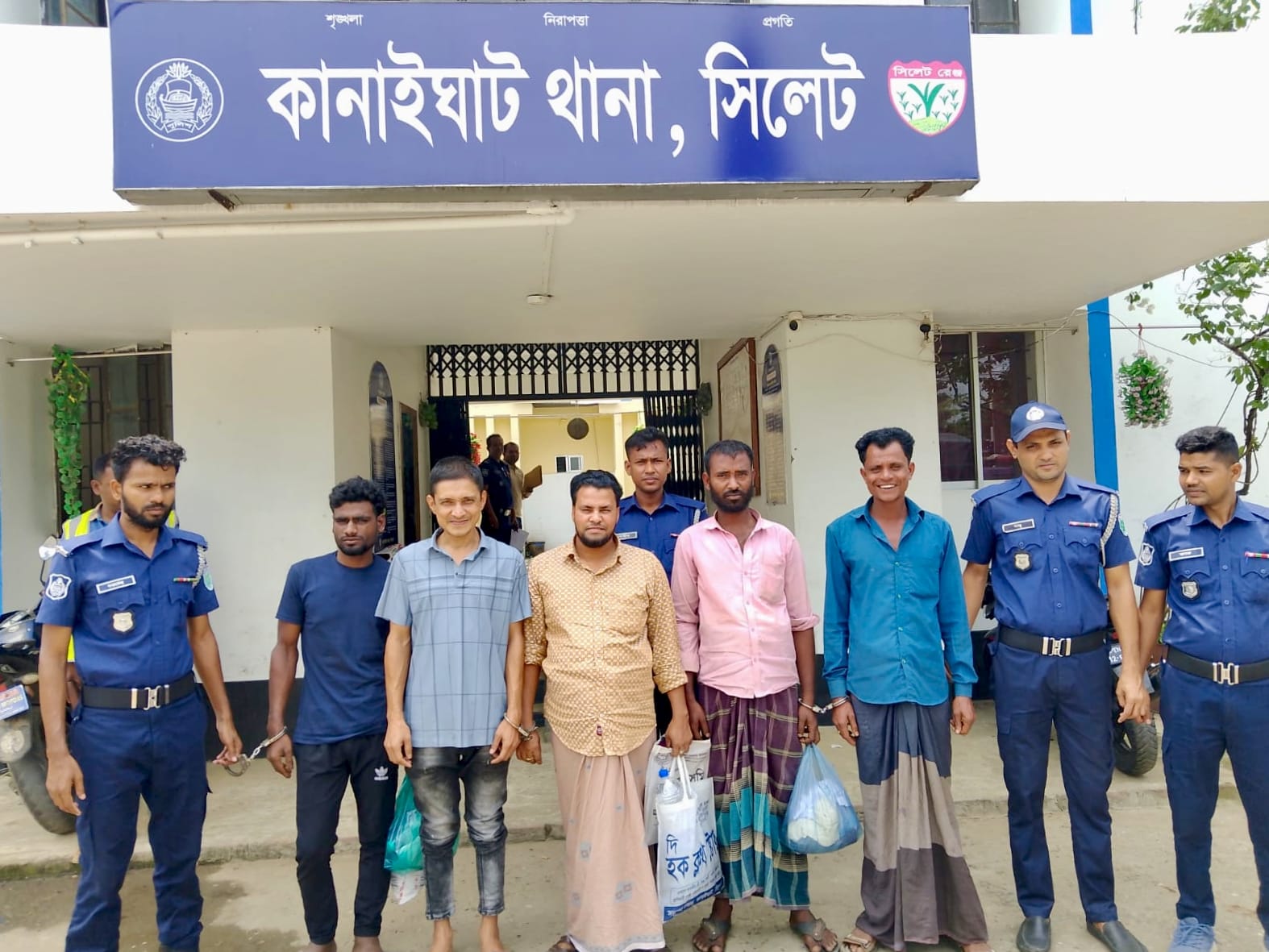 কানাইঘাট থানা পুলিশ কর্তৃক সাজাপ্রাপ্ত ০২ জন আসামী ও নিয়মিত মামলার ০২ জন আসামী এবং ফৌঃ কাঃ বিঃ ৫৪ ধারা মোতাবেক ০১ জন আসামী সহ মোট ০৫ জন আসামী গ্রেফতার