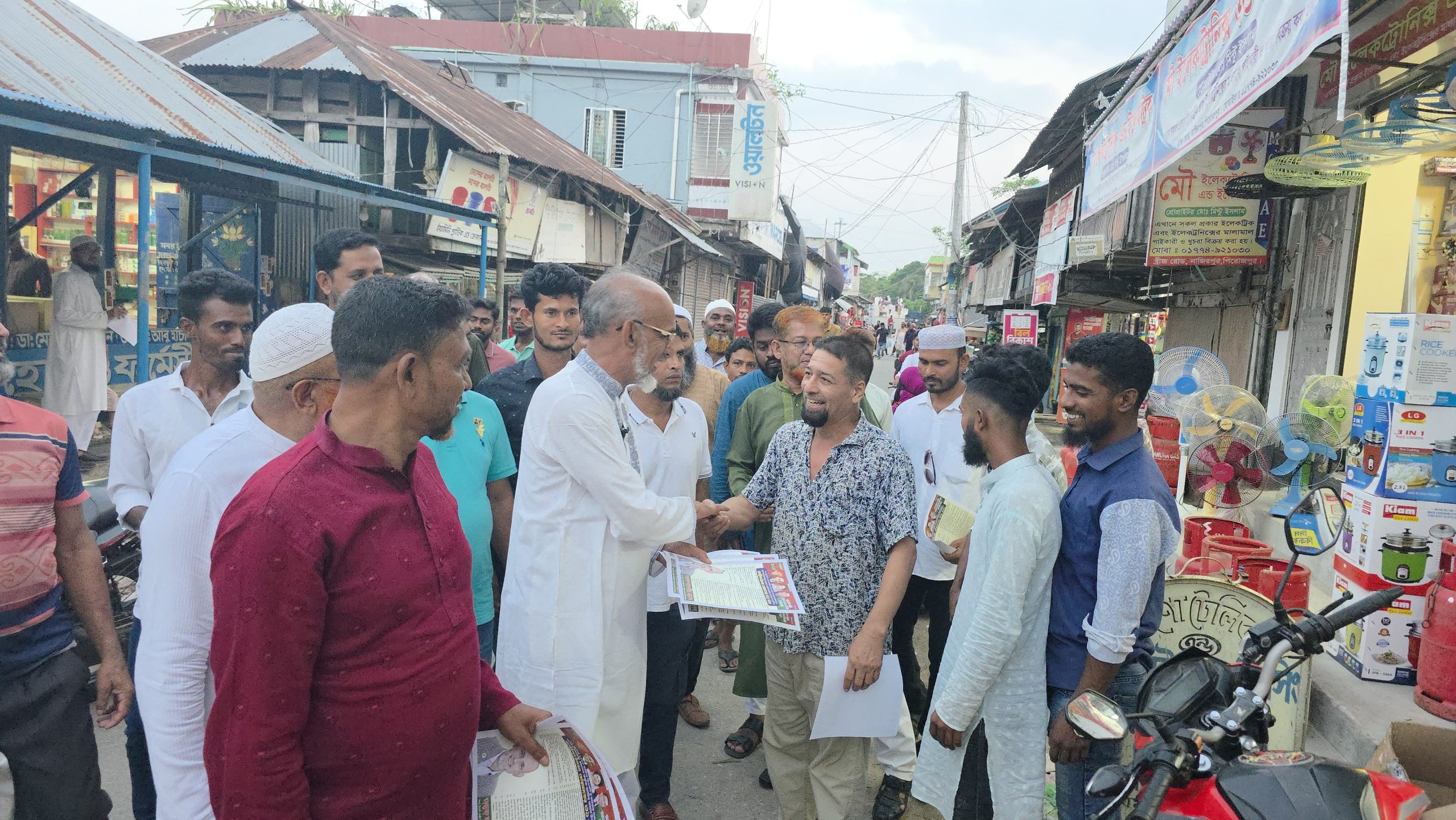 ৩১ দফা নিয়ে জনগণের দোরগোড়ায় নাজিরপুর উপজেলার বিভিন্ন স্থানে লিফলেট বিতরণ