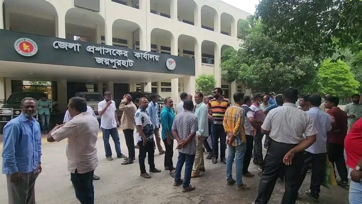 জয়পুরহাটে এলজিইডিতে ঘুষ কেলেঙ্কারি বিক্ষোভ, স্মারকলিপি প্রদান