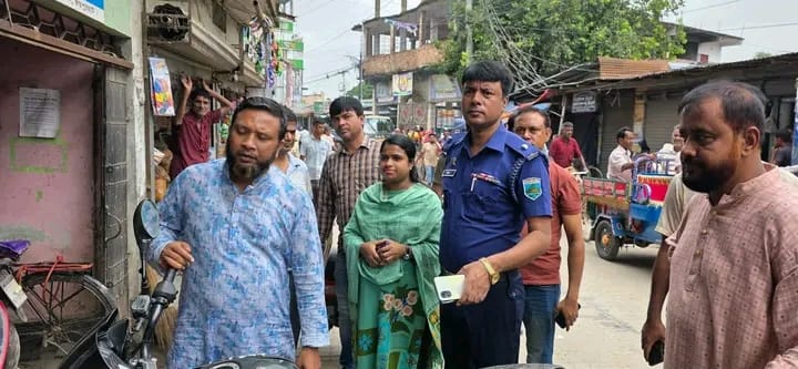 জয়পুরহাটের পাঁচবিবিতে ফুটপাত দখলমুক্ত করতে ইউএনওর অভিযান