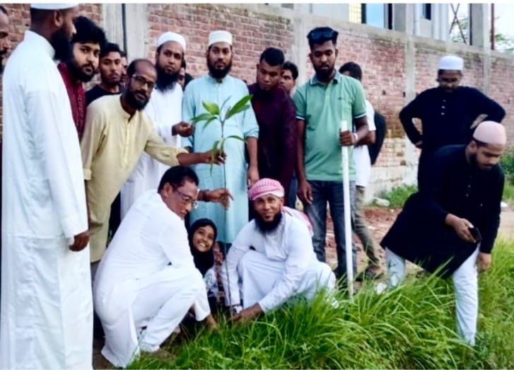 ঢাকার ধামরাইতে দেশীয় গাছের চারা রোপণ করলেন স্বেচ্ছাসেবক দল