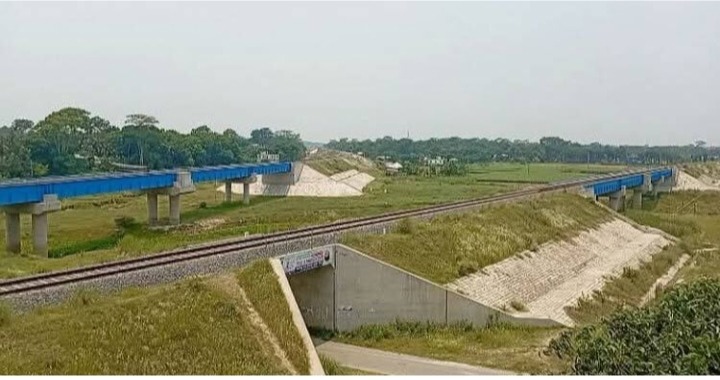 স্ত্রীর সামনেই ট্রেনের ধাক্কায় প্রাণ গেল স্বামীর