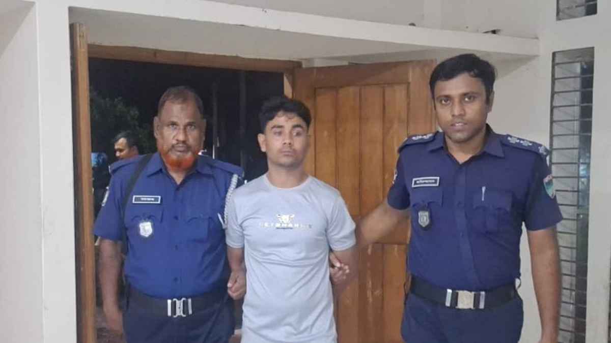 নড়াইলের লোহাগড়া থানার ওসি শরিফুল ইসলামের নেতৃত্বে স্ত্রীসহ ডাকাত সর্দার গ্রেফতার