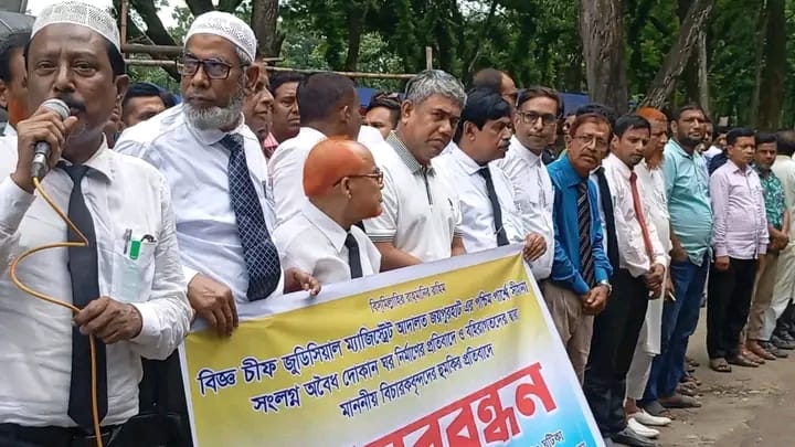 জয়পুরহাটে অবৈধ দোকান ঘর নির্মাণ ও বহিরাগত বিচারককে হুমকির প্রতিবাদে মানববন্ধন