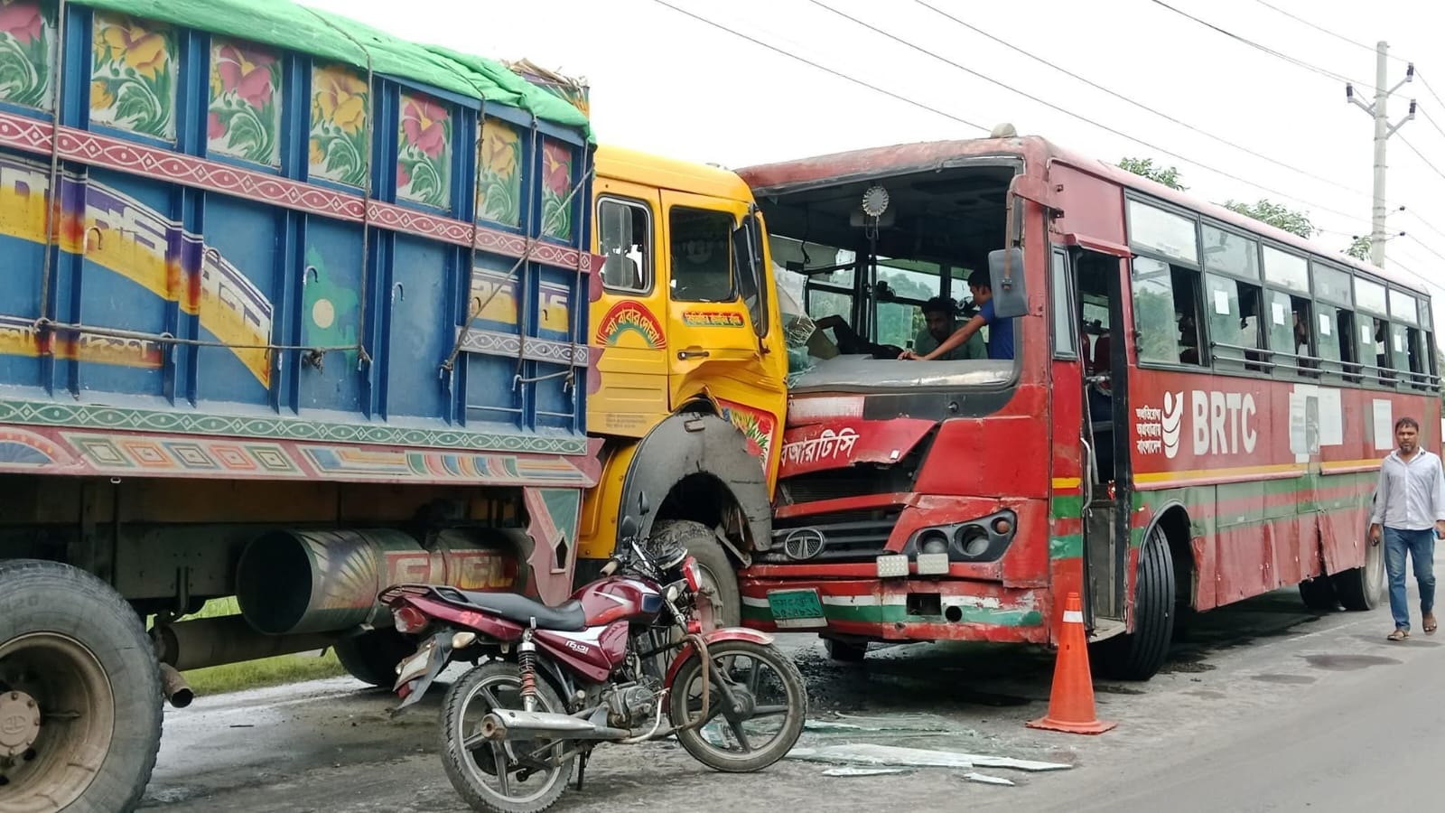 কালুখালীতে বিআরটিসি বাস ও ট্রাকের মুখোমুখি সংঘর্ষে আহত ৪