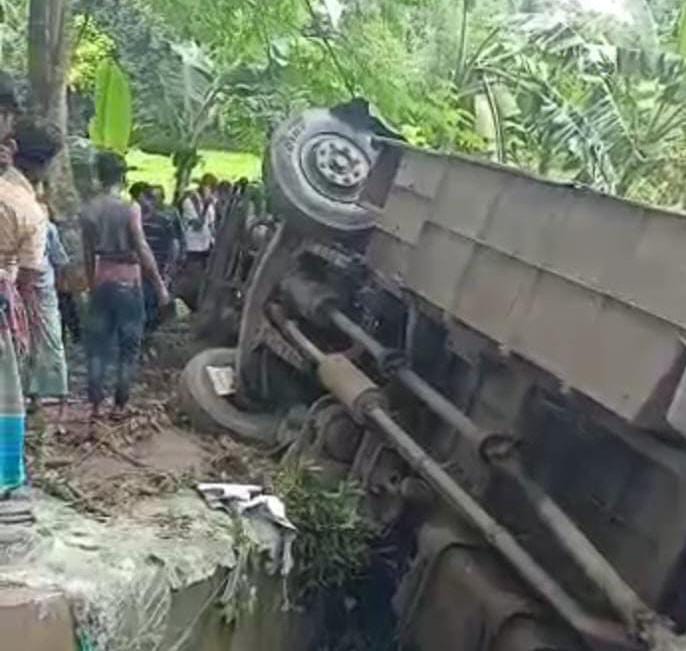 মাগুরাতে গোল্ডেন লাইন বাসের সাথে ভ্যানের সংঘর্ষে ভ্যান চালক সাগর নিহত