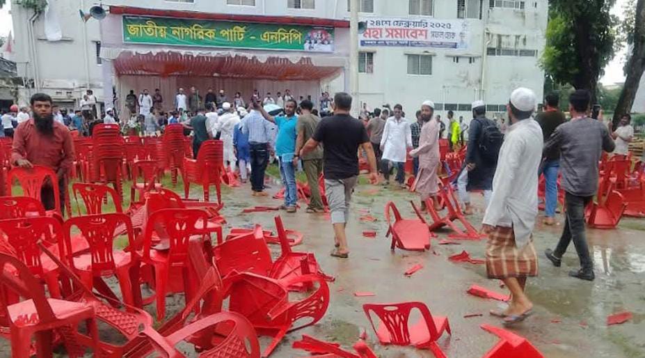 জয় বাংলা’ স্লোগান দিয়ে এনসিপির সমাবেশ মঞ্চে হামলা