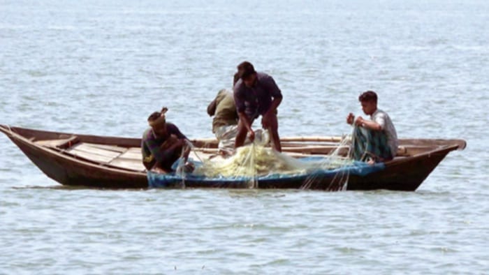 গোয়ালন্দের পদ্মা নদীতে মিলছে না ইলিশ। হাসি নেই জেলেদের মুখে, কপালে চিন্তার ভাঁজ