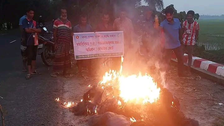 আক্কেলপুরে অবৈধভাবে মাছ ধরার জাল জব্দ করে আগুনে পোড়ালেন মৎস্য বিভাগ