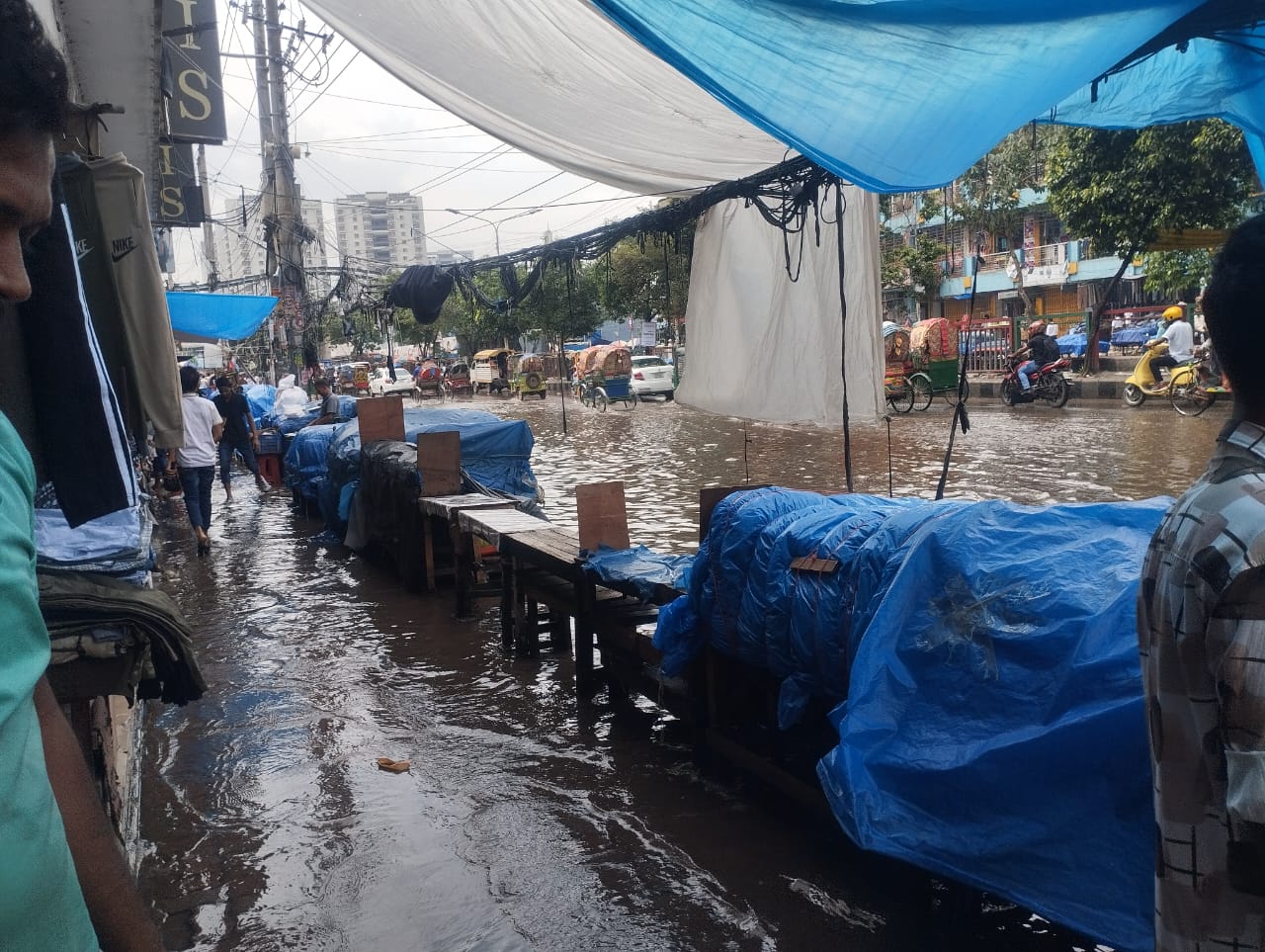 হালকা বৃষ্টিতেই জলমগ্ন ঢাকা কলেজের সামনের সড়ক, দুর্ভোগে শিক্ষার্থী ও ব্যবসায়ীরা
