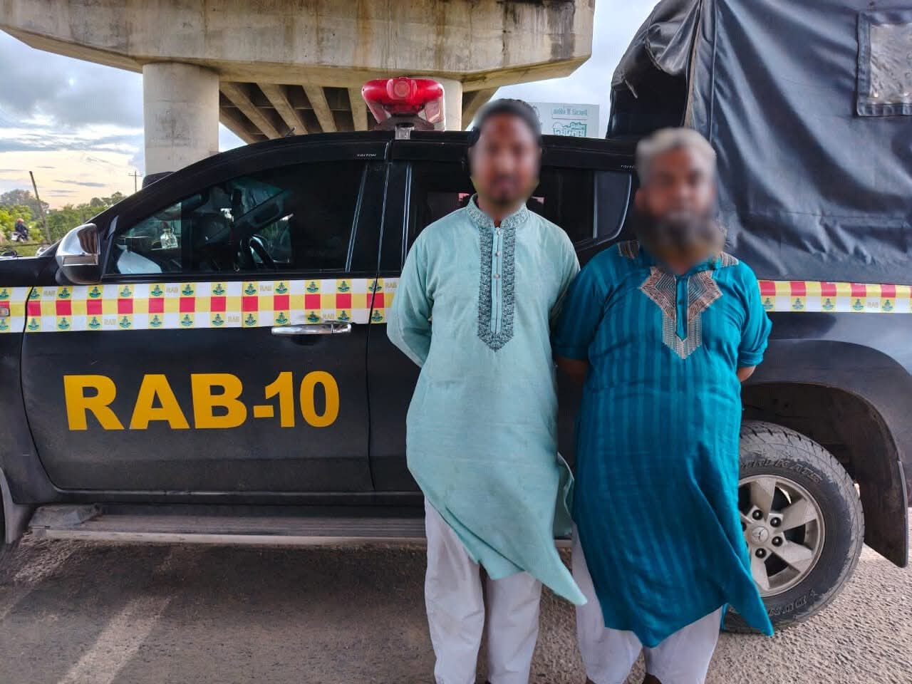 আনুমানিক ৬,১৫,৫০০ /- টাকা মূল্যমানের ২০ কেজি ৫১০ গ্রাম গাঁজাসহ ০২ জন মাদক ব্যবসায়ী আটক