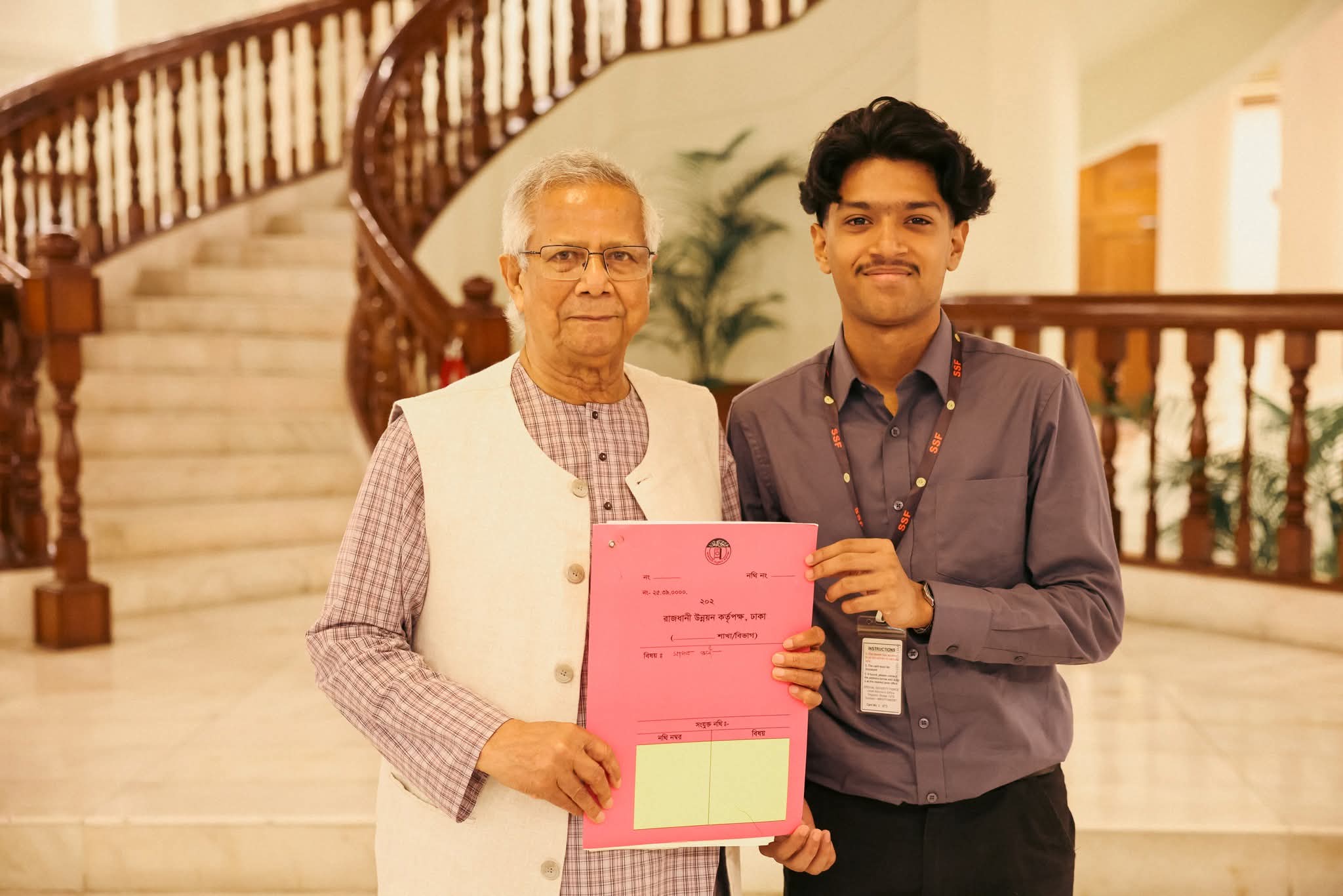 সাগর-রুনির সন্তানের হাতে পূর্বাচলের প্লটের দলিল হস্তান্তর করলেন প্রধান উপদেষ্টা