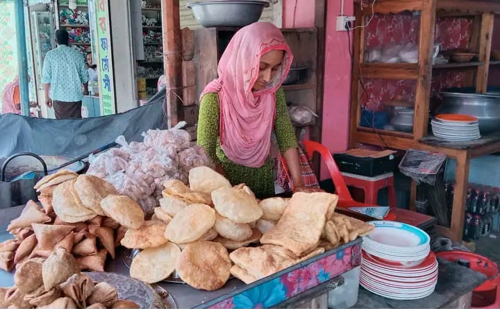 ভোরে হোটেল, দুপুরে কলেজ:বাবার হাত ধরেই ডাক্তার হওয়ার স্বপ্ন বুনছেন কালাইয়ের নাসরিন