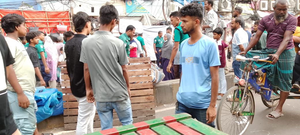 ঢাকা নিউ মার্কেট এলাকায় পুলিশের অভিযান