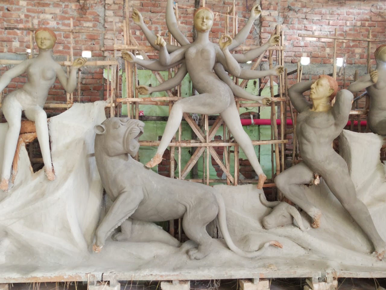 শারদীয় দুর্গাপূজার প্রস্তুতিতে সরগরম তানোর, ৫৮টি মন্দিরে চলছে সাজসজ্জার শেষ মুহূর্তের কাজ