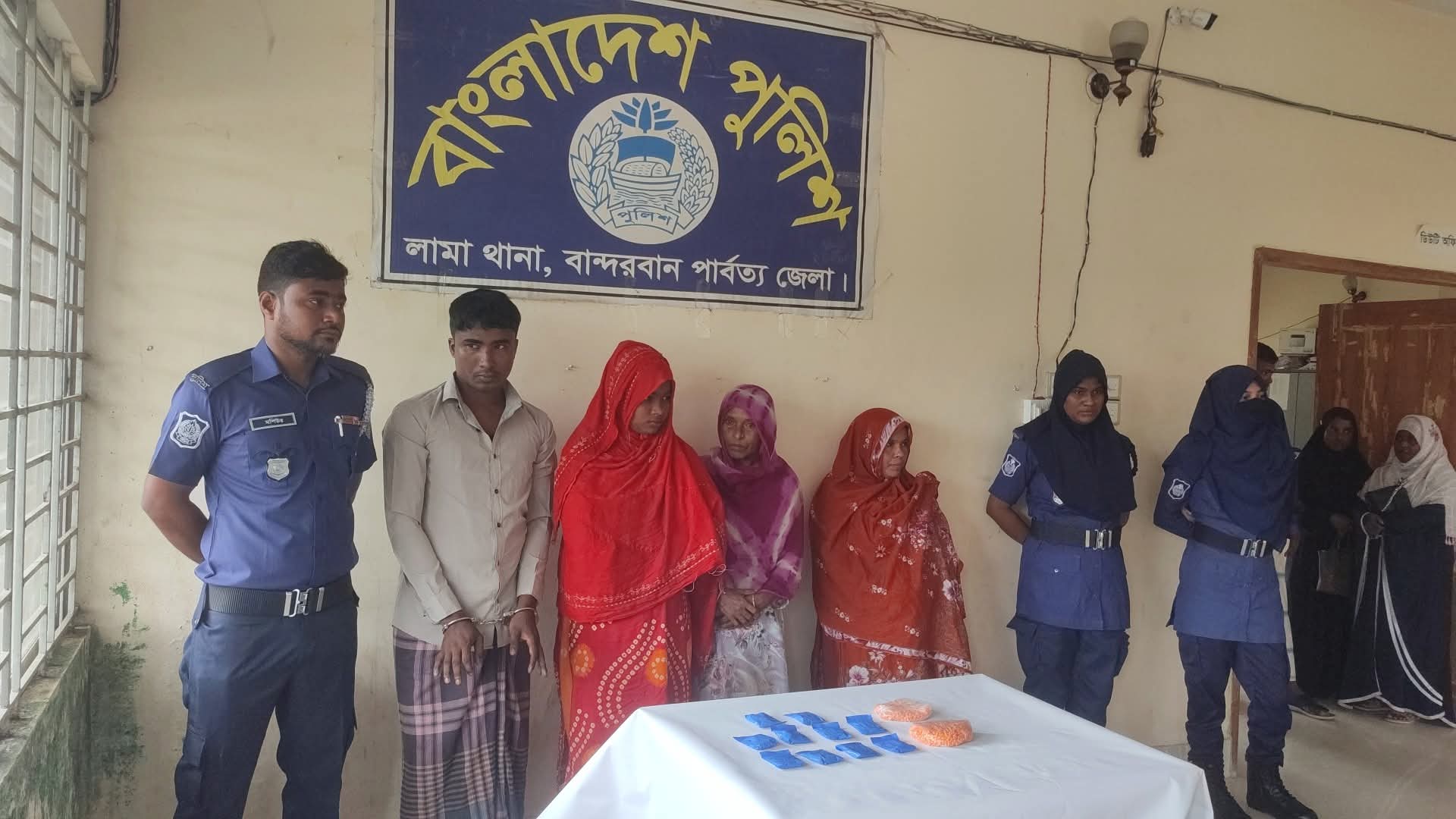 বান্দরবানে ৫ হাজার পিস ইয়াবা সহ গ্ৰপ্তার (৩) রোহিঙ্গা নারী (১) রোহিঙ্গা পুরুষ আটক ৪ জন