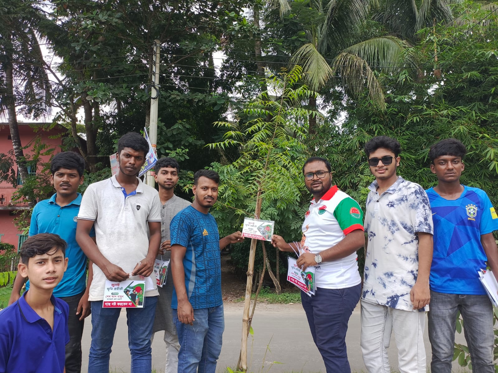 বাগেরহাটে গাছে ঝুলছে ‘জুলাই স্মৃতি নেমপ্লেট’