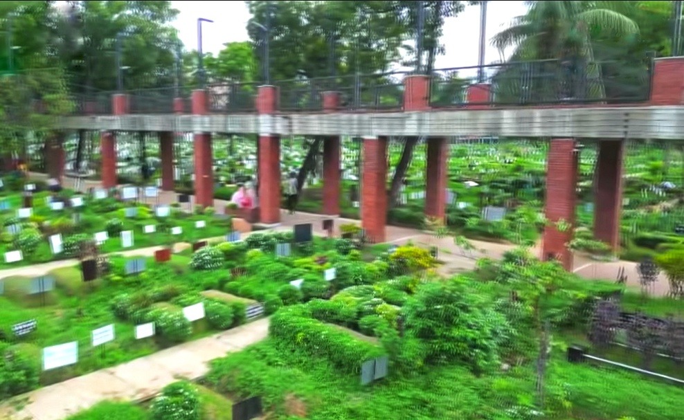 ঢাকা শহরে ফ্ল্যাটের চেয়ে কবরের দাম বেশি : রহস্যে ঘেরা আজিমপুর