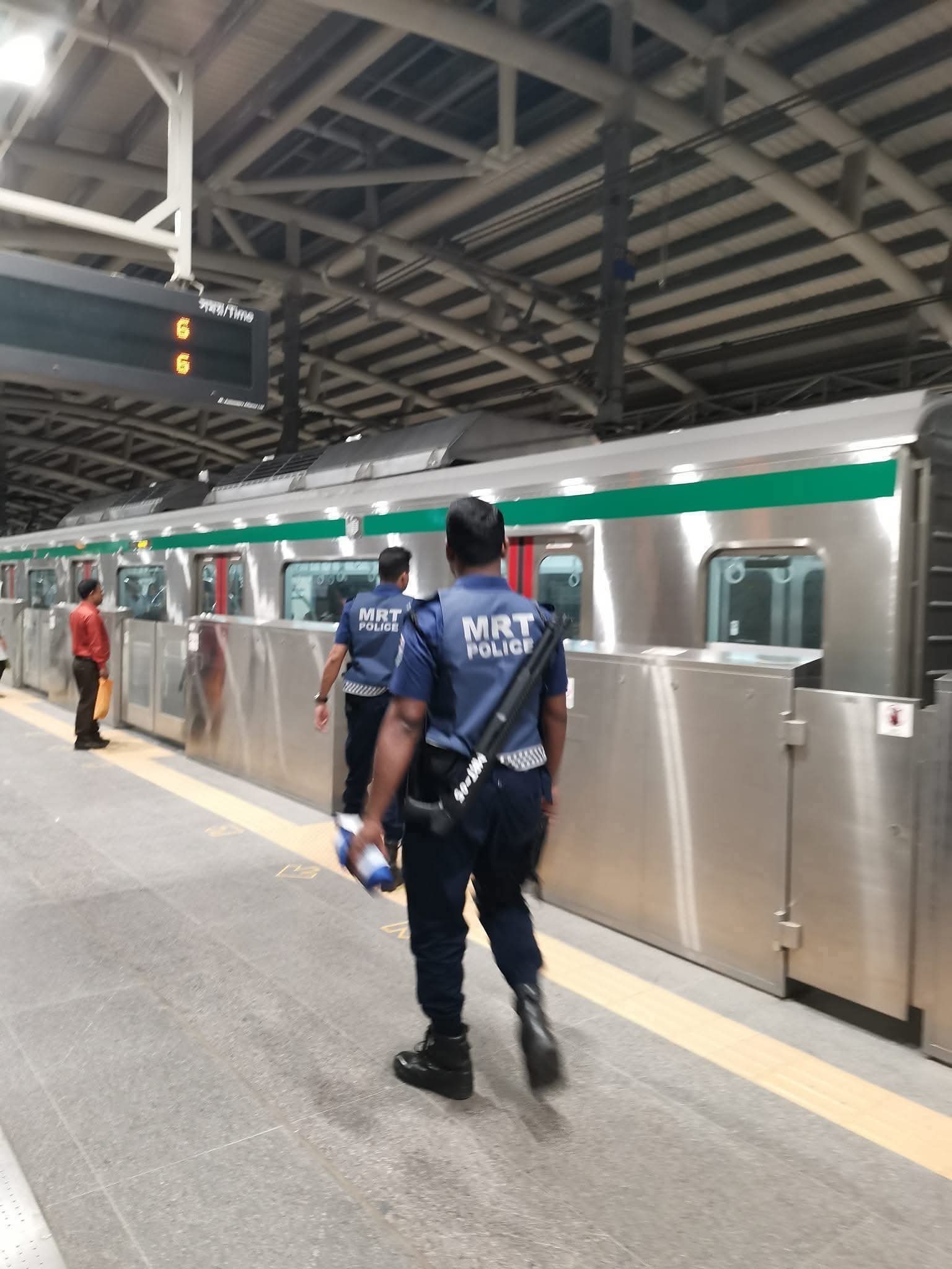 মেট্রোরেলে নতুন নিয়ম: ৫ মিনিটে বের হলেও দিতে হবে ১০০ টাকা জরিমানা