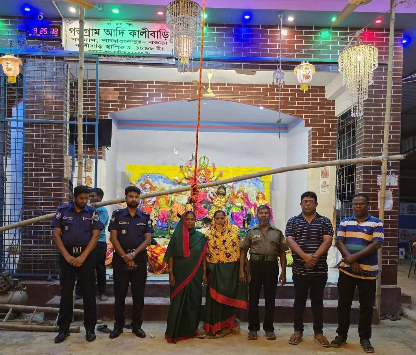 শাজাহানপুরে বিভিন্ন পূজা মণ্ডপ পরিদর্শনে ওসি শফিকুল ইসলাম