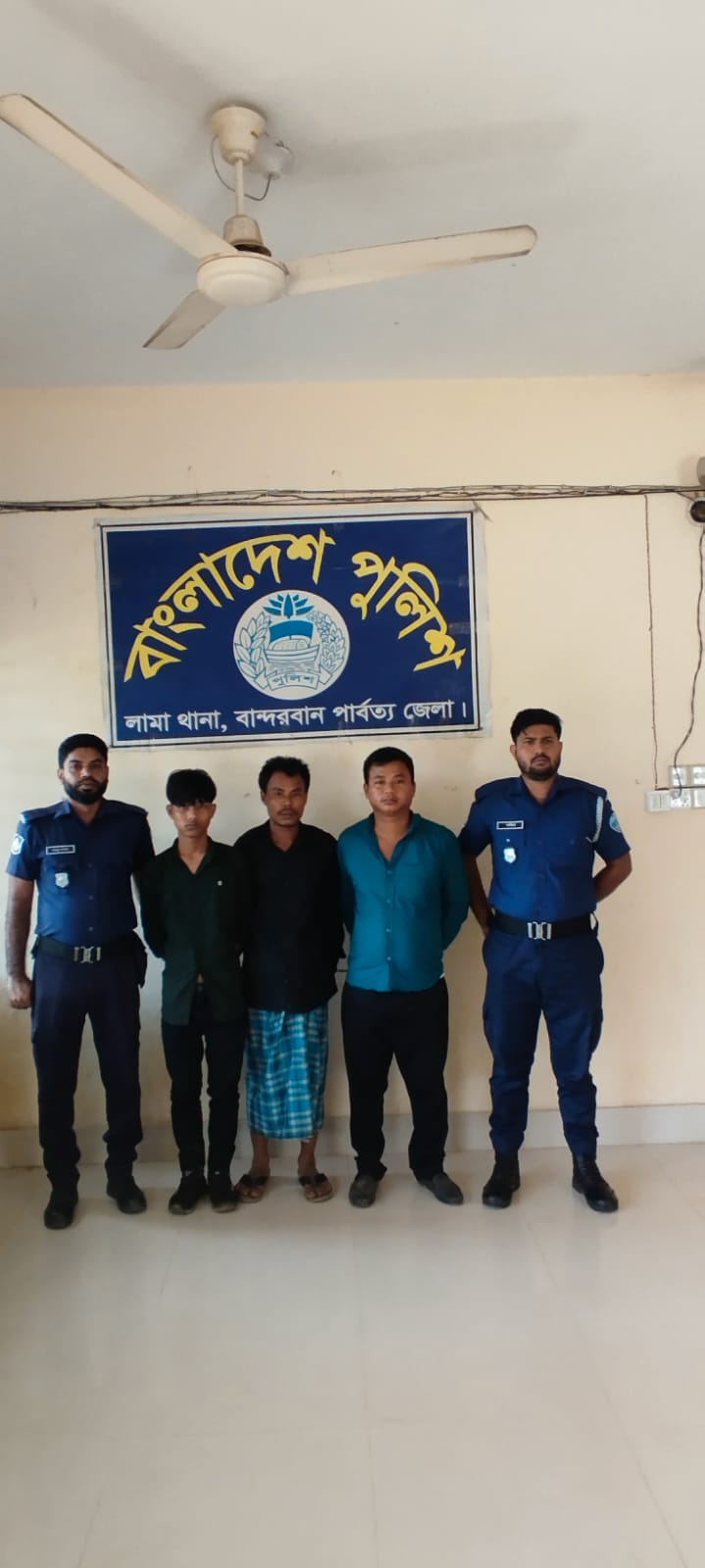বান্দরবানের লামায় পাহাড়ী সশস্ত্র সন্ত্রাসী (৩) ইউডিএফ সদস্য আটক