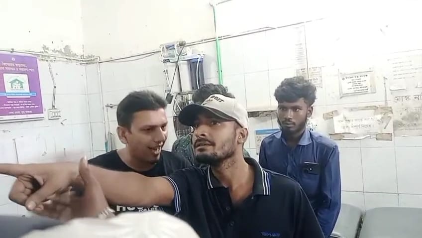 কচুয়া স্বাস্থ্য কমপ্লেক্সের ভিতর সন্ত্রাসী হামলায় ৫ সাংবাদিক আহত