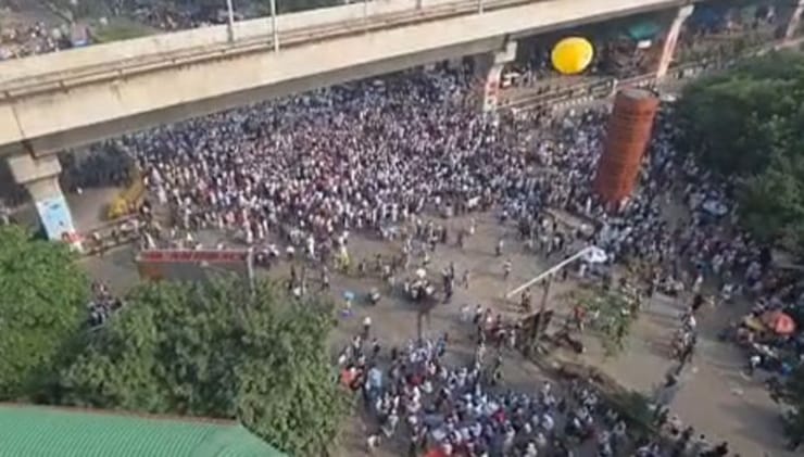 শাহবাগ মোড়ে শিক্ষকদের আন্দোলন