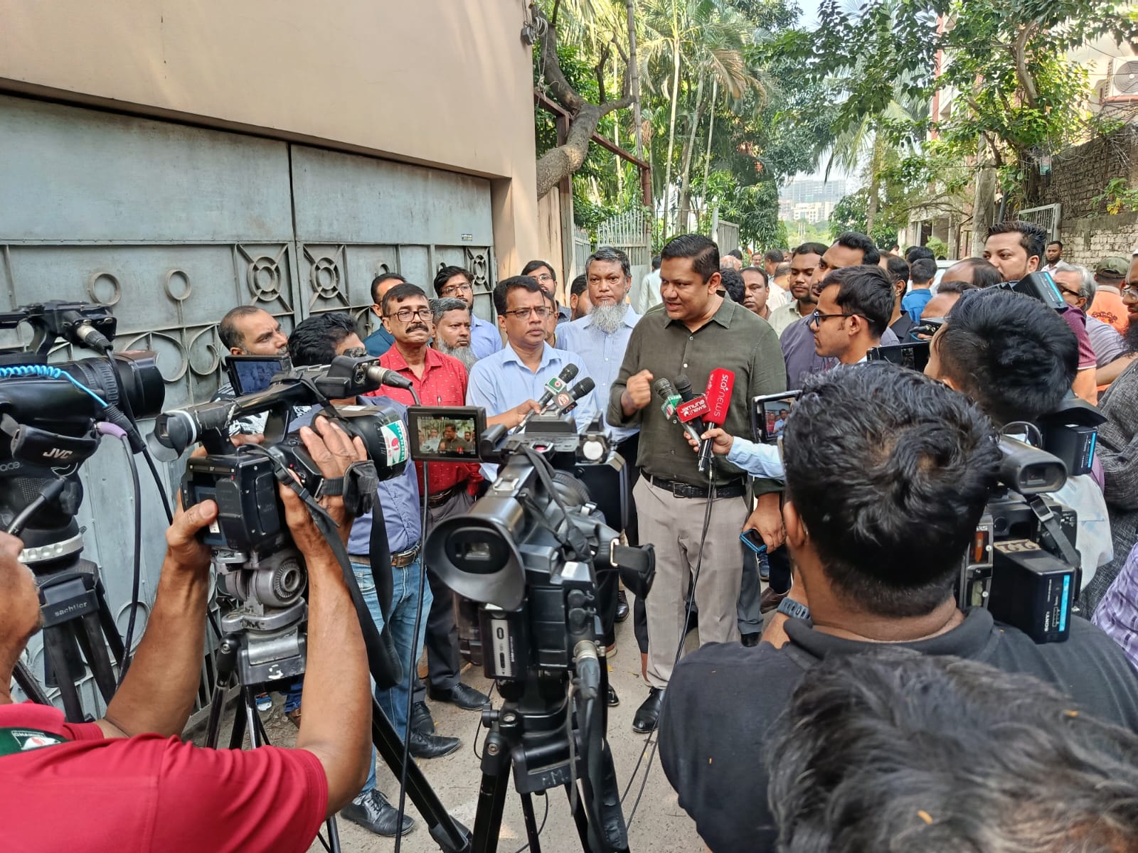 রাজধানীর কড়াইল বস্তিতে অবৈধ গ্যাস সংযোগ উচ্ছেদে তিতাস গ্যাসের সাঁড়াশি অভিযান