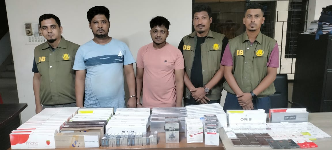 *ডিবি পুলিশের হাতে বিদেশি সিগারেট সহ আটক ২জন।*