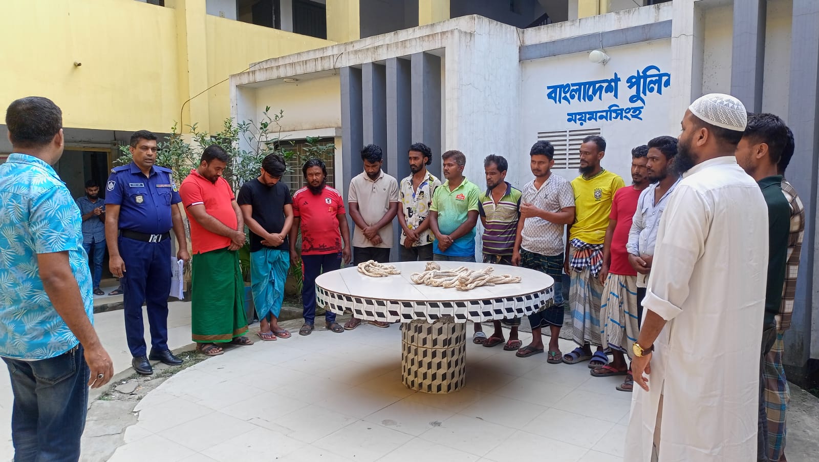তিতাস গ্যাসের ৬” × ১০০০ psig সঞ্চালন পাইপ লাইন হতে গ্যাস চুরির অপরাধে ময়মনসিংহে ১৫ জন আটক