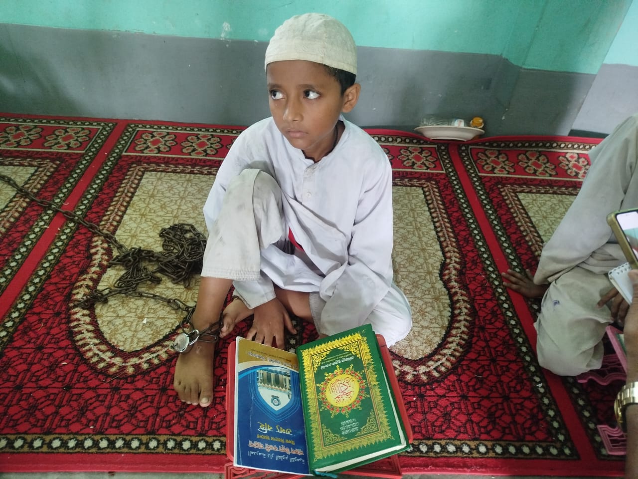 ভান্ডারিয়ায় মাদ্রাসার শিশু ওসমানের পায়ে শিকল বেঁধে পাঠদান প্রশাসনের হস্তক্ষেপে মুক্ত