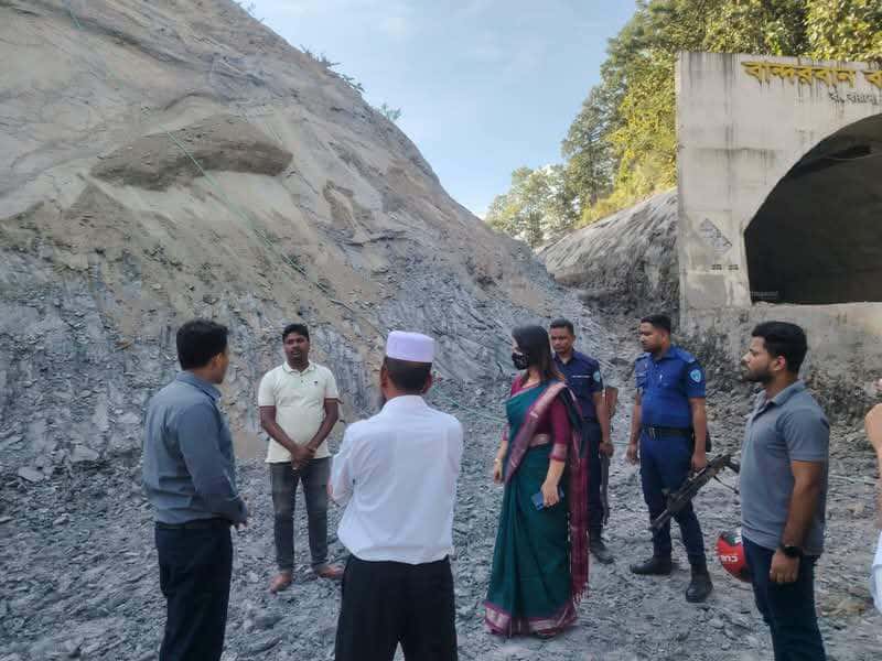 বান্দরবানে পাহাড় কাটার দায়ে প্রশাসনের অভিযান ও জরিমানা