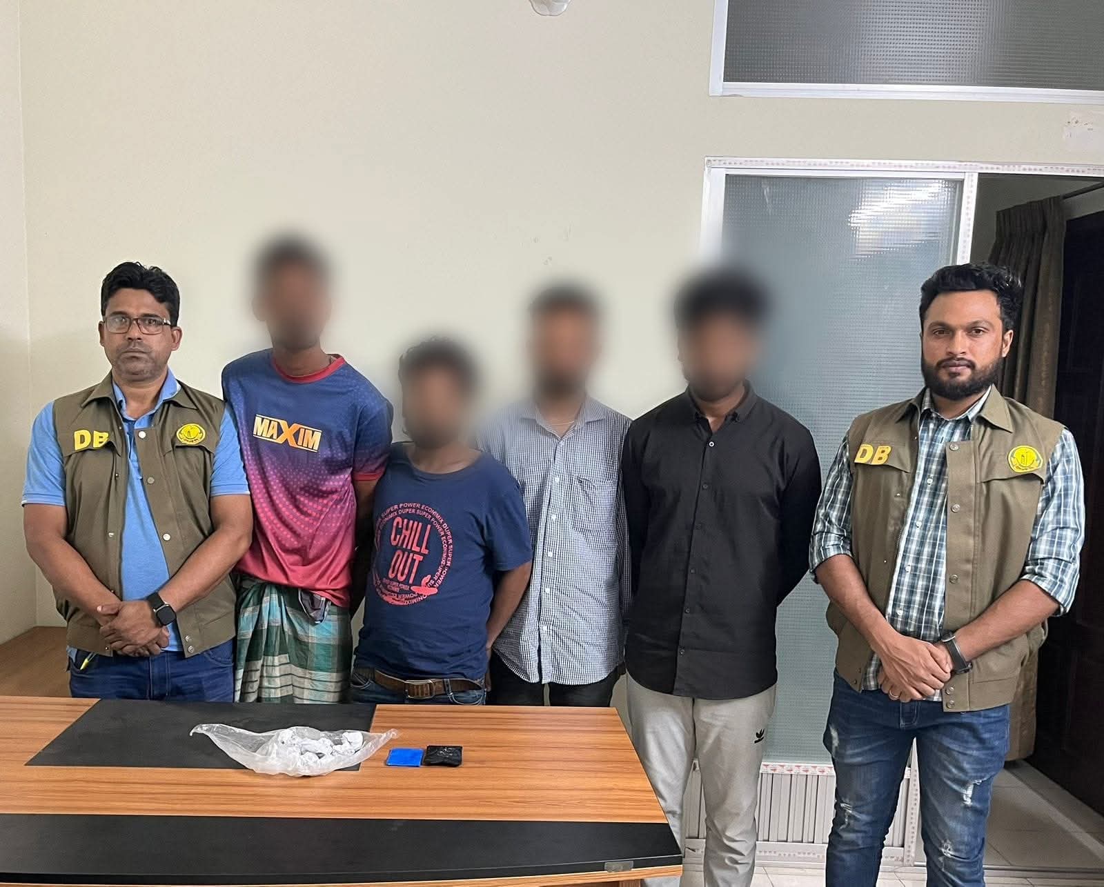 এসএমপি, ডিবির অভিযানে ৩৭ (সাঁইত্রিশ) পিস ইয়াবা ও ৫০ গ্রাম গাঁজাসহ ০৪ জন গ্রেফতার
