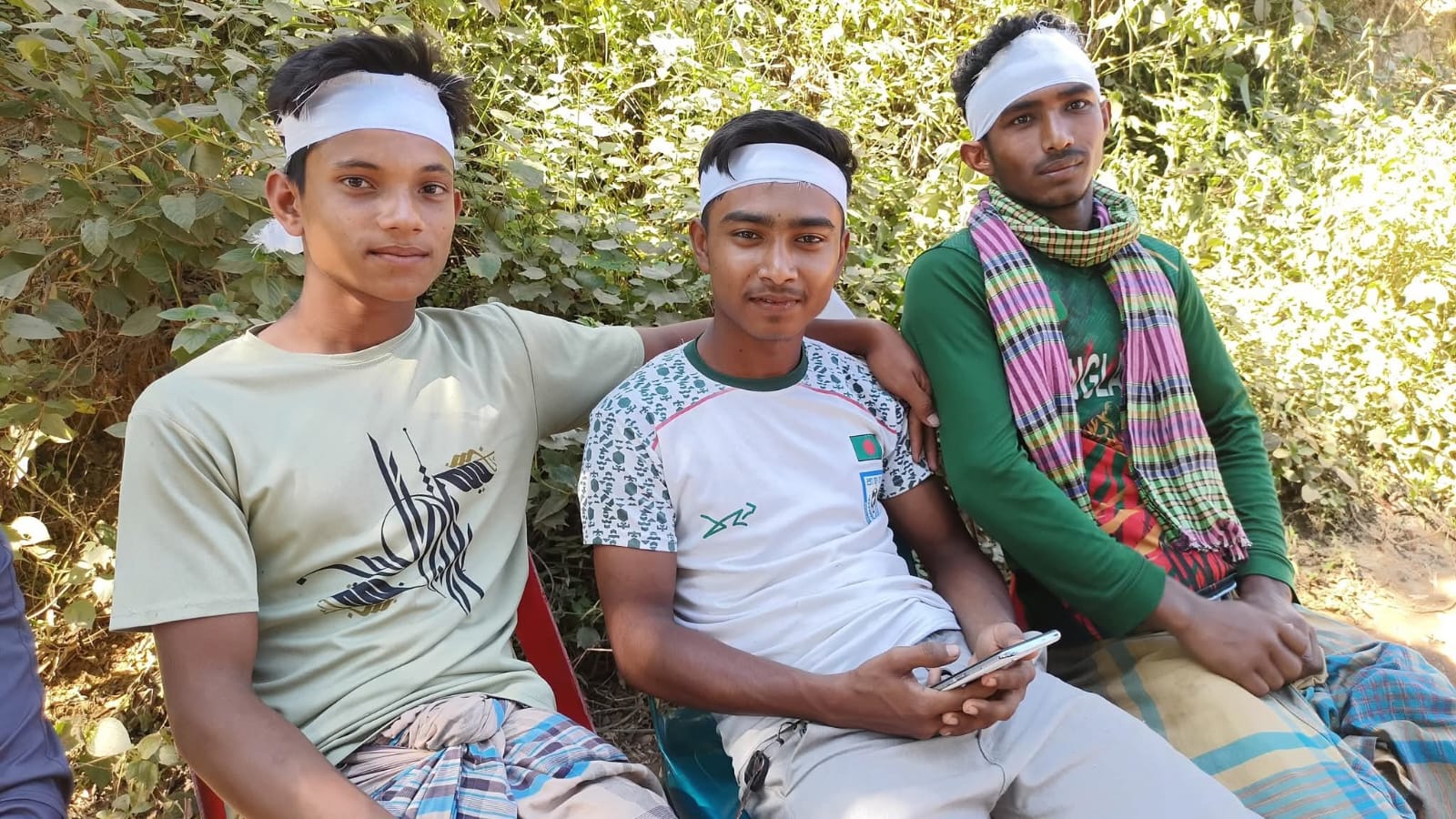 বান্দরবানের লামায় প্রসাশনের অভিযানে ইটভাটা ভাঙ্গা বন্ধ করতে কপনের কাপর পরে রাস্তা অবরোধ 