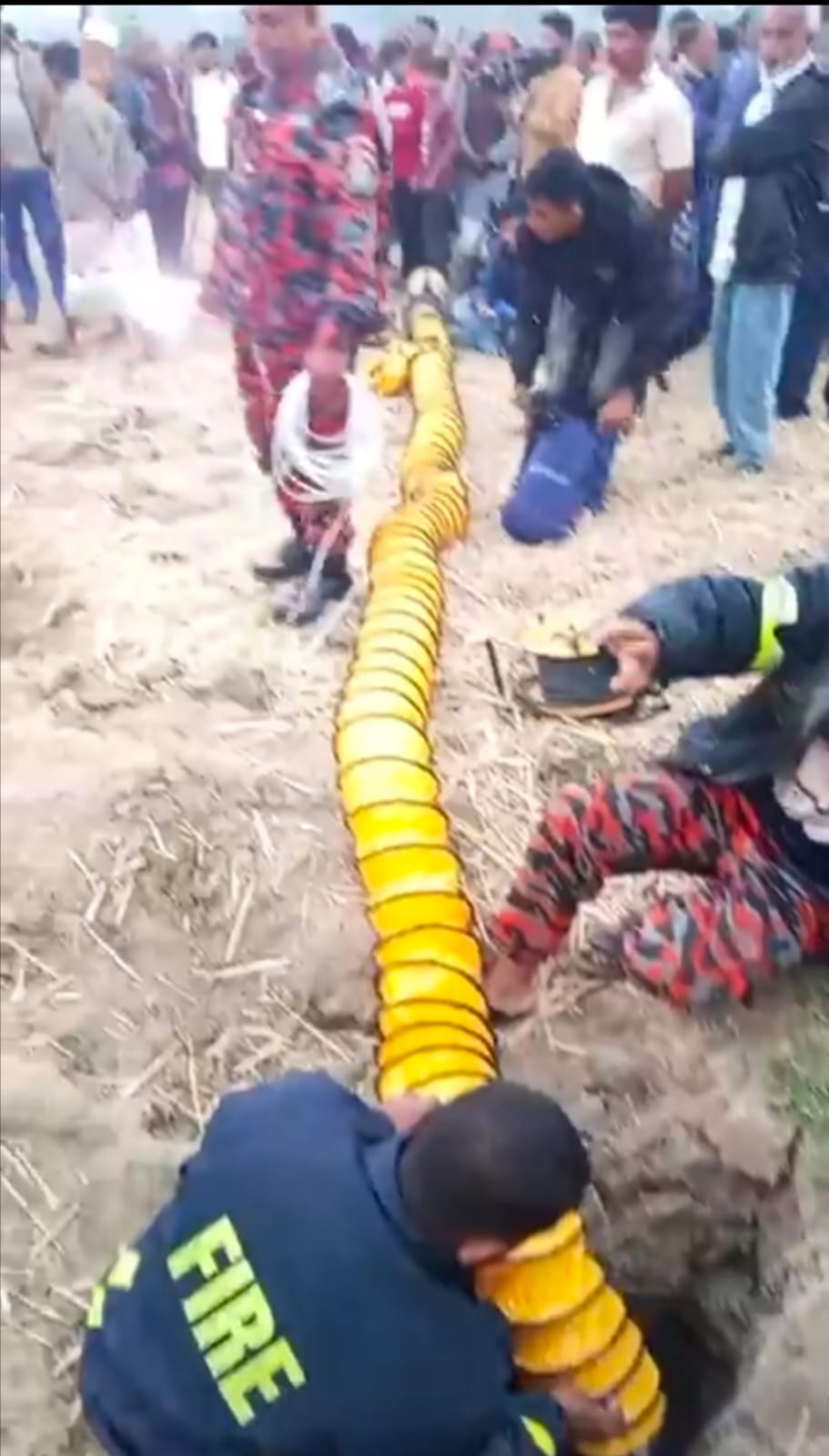 তানোরে ৩০ ফুট গভীরে পড়ে ২ বছরের শিশু, জীবন-মরণের লড়াই