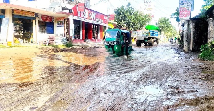 কুমিল্লা গোমতী ব্রিজ–বাগড়া বাজার সড়ক: সংস্কারের আশ্বাসেই আটকে উন্নয়ন, চরম ঝুঁকিতে জনজীবন