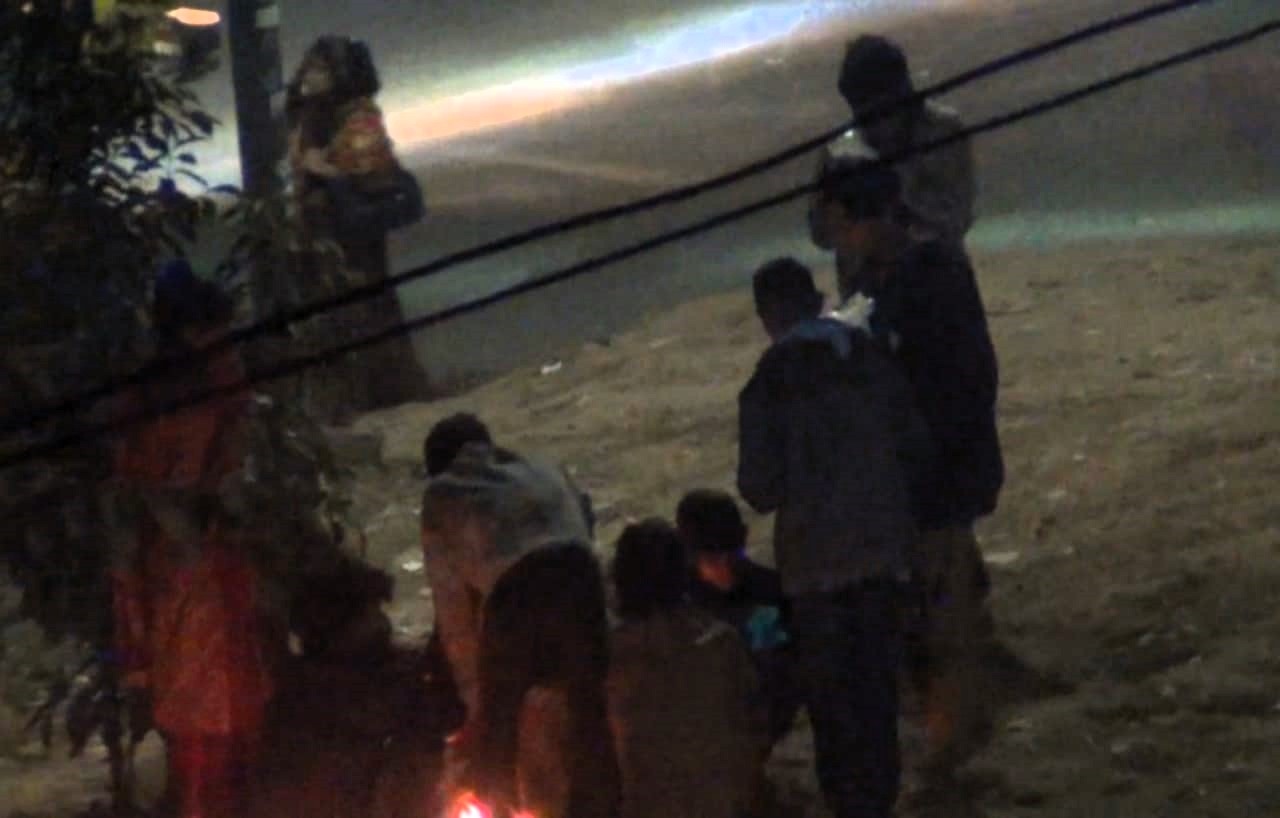 আশুলিয়ায় নবীনগর গোল চত্বরে চলছে প্রকাশ্যে মাদক সেবন পথ শিশুরা