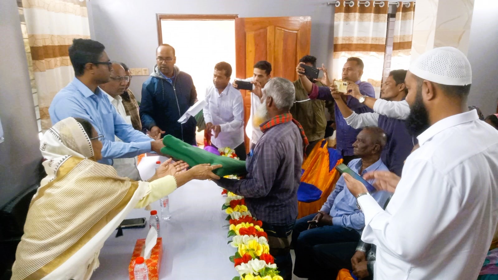 মধ্যনগরে এসপি রায় ফাউন্ডেশনের শীতবস্ত্র বিতরণ