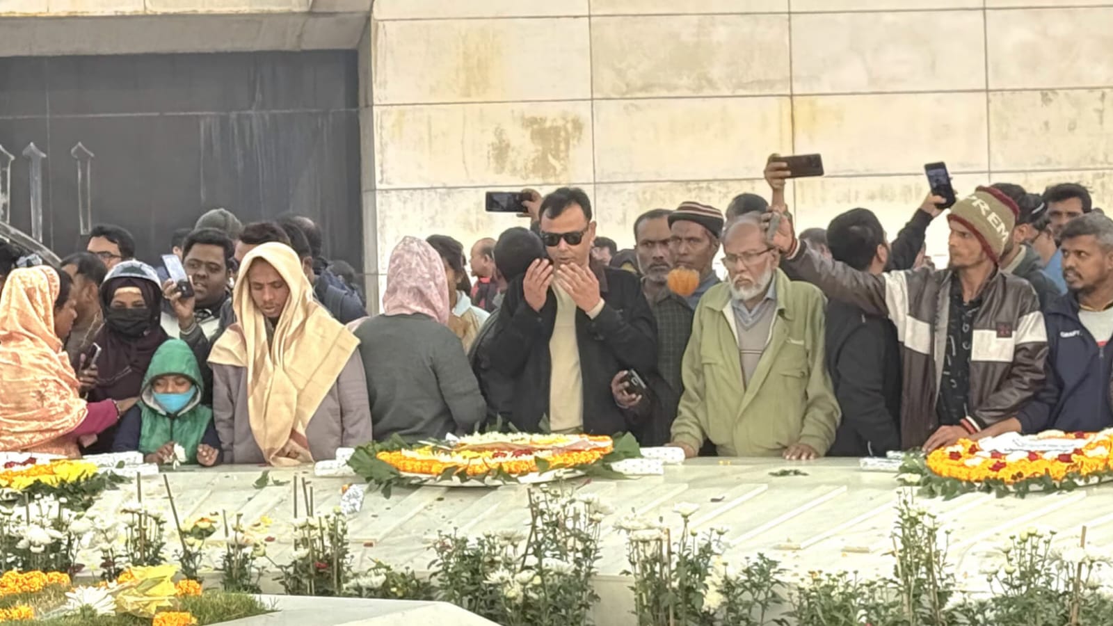 দেশনেত্রী বেগম খালেদা জিয়ার কবর জিয়ারত করলেন ছাত্রদল নেতা মিজানুর রহমান মিনু