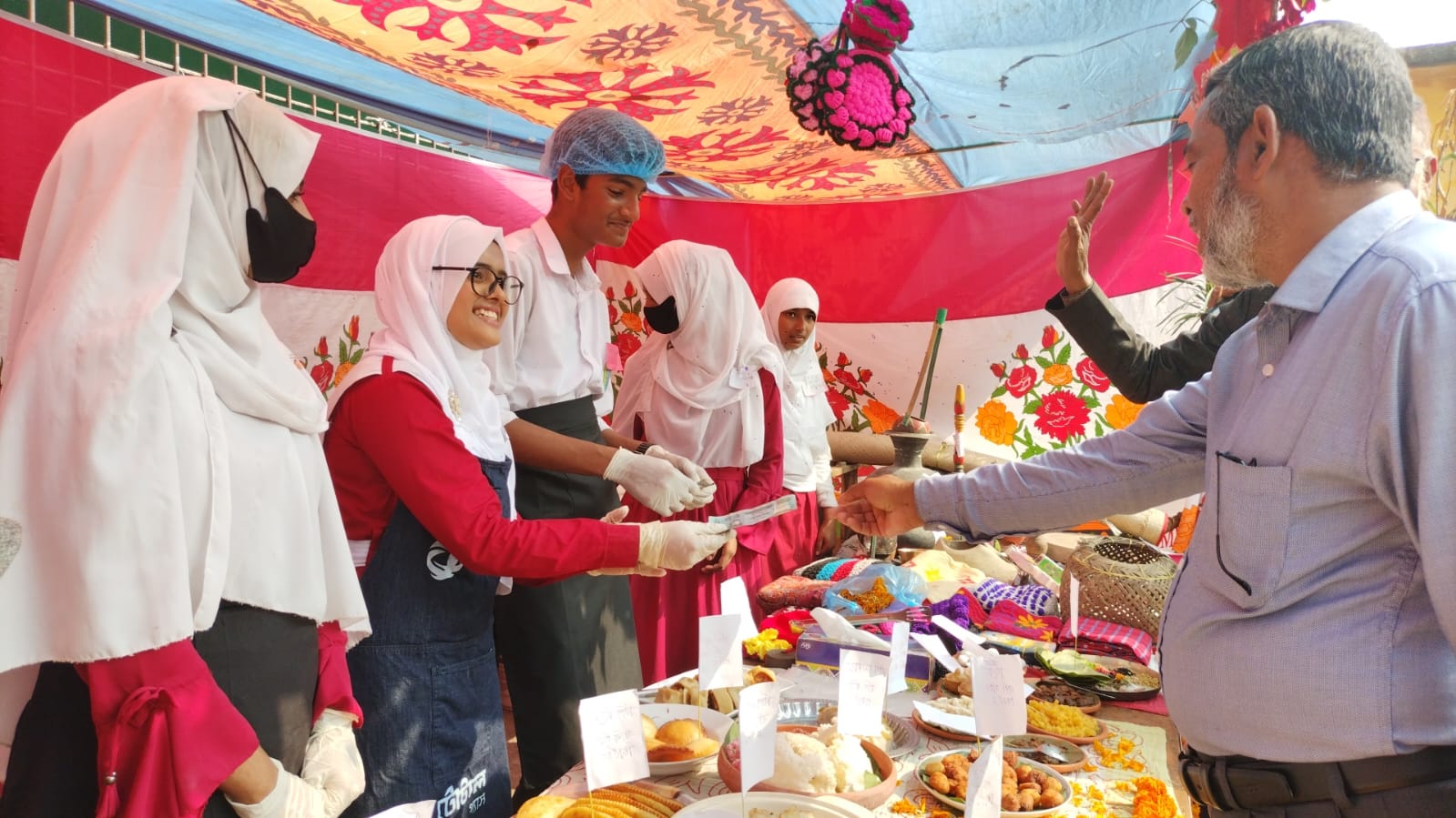 শাহ আউলিয়ারবাগ মল্লিক মহসিন মাধ্যমিক বিদ্যালয়ে হারিয়ে যাওয়া দেশজ সংস্কৃতি প্রদর্শন ও পিঠা উৎসবে মানুষের ঢল
