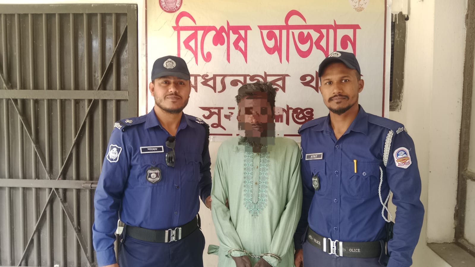 মধ্যনগরে পুলিশ চেকপোস্টে ভারতীয় মদসহ আটক ১