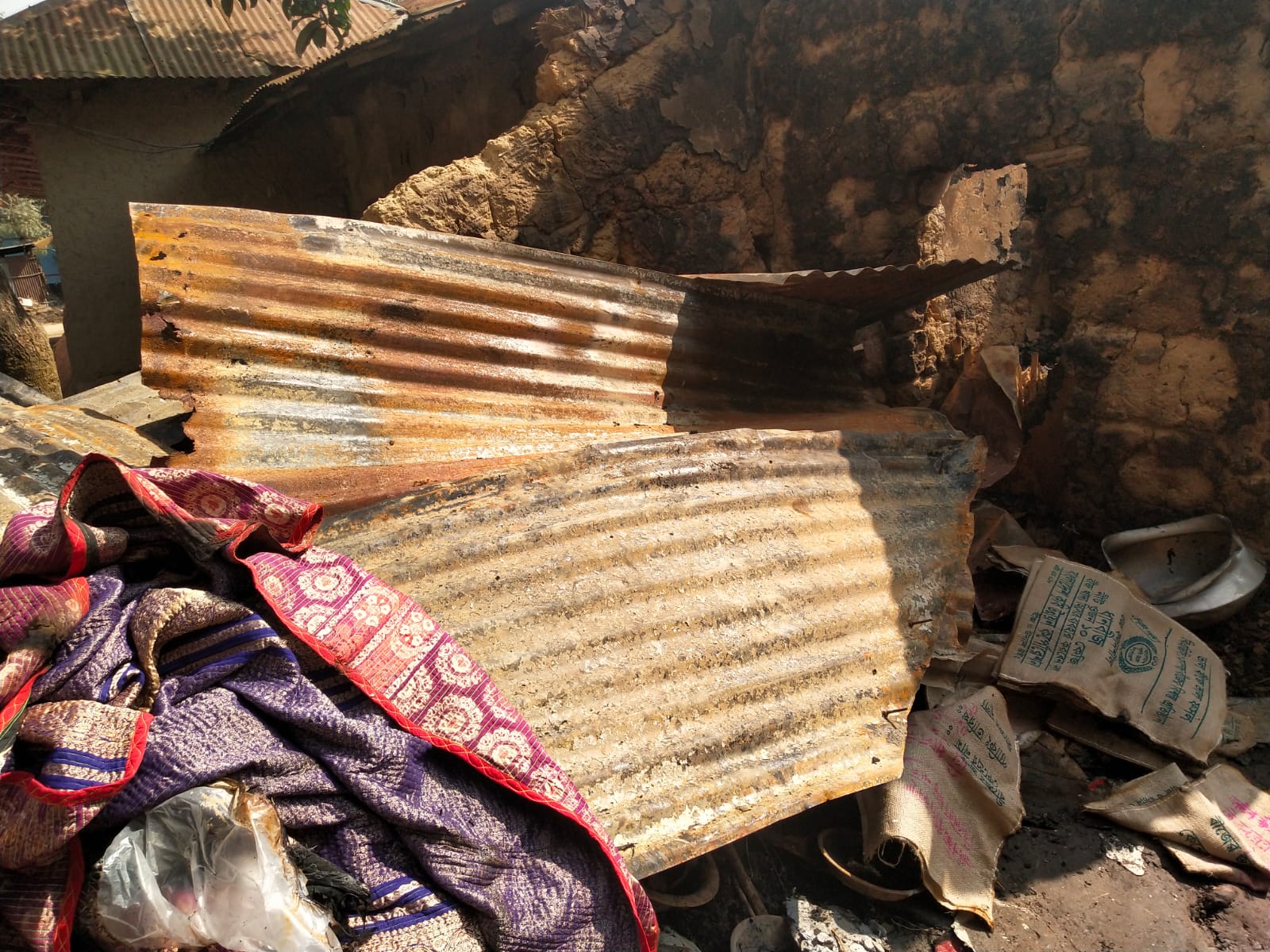 তানোরে পাঁচ পরিবারের বসতবাড়ি পুড়ে ছাই, নগদ ১৫ লাখ টাকাসহ ক্ষতি প্রায় ২৪ লাখ