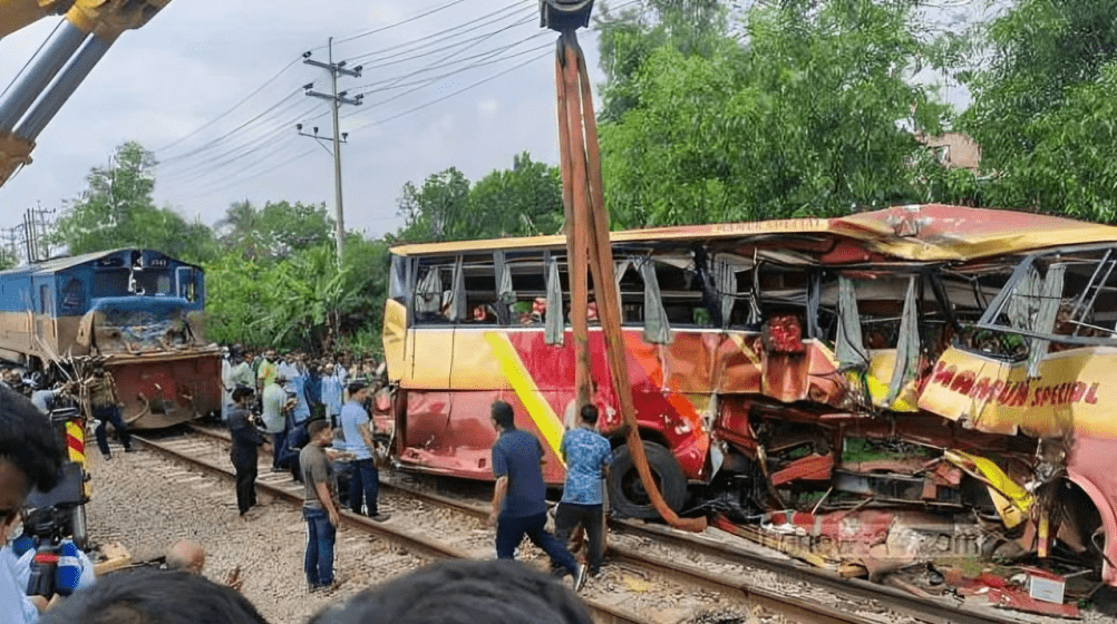 কুমিল্লায় ট্রেন-বাসের মর্মান্তিক সংঘর্ষ: তদন্তে অবহেলার চিত্র, নিরাপত্তায় ৮ দফা সুপারিশ