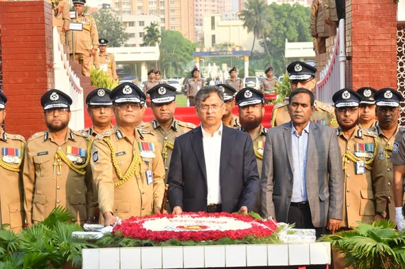মহান স্বাধীনতা দিবসে রাজারবাগে শহিদ পুলিশ সদস্যদের প্রতি স্বরাষ্ট্রমন্ত্রী ও আইজিপির শ্রদ্ধা