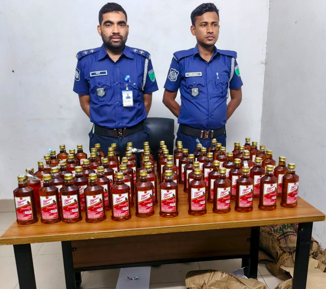 সিলেটের কানাইঘাট থানা পুলিশের অভিযানে ৭০ বোতল ভারতীয় অফিসার চয়েস মদ জব্দ