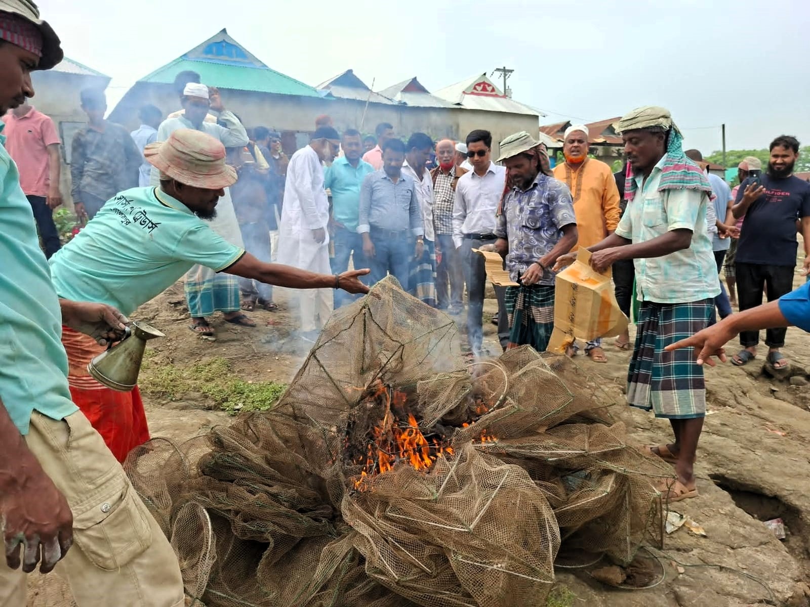 ধর্মপাশায় নিষিদ্ধ চায়না দুয়ারি জালের বিরুদ্ধে ভ্রাম্যমাণ আদালতের অভিযান