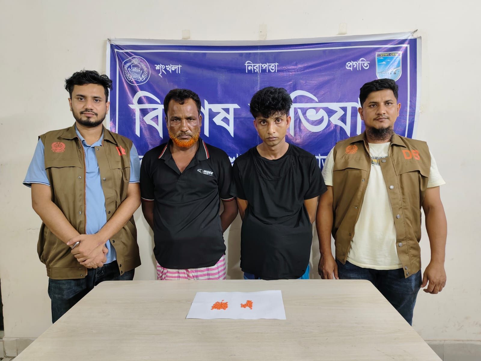 আশুলিয়ায় ডিবি (উত্তর)-এর বিশেষ অভিযানে ৭৪ পিস ইয়াবাসহ দুই মাদক ব্যবসায়ী গ্রেফতার