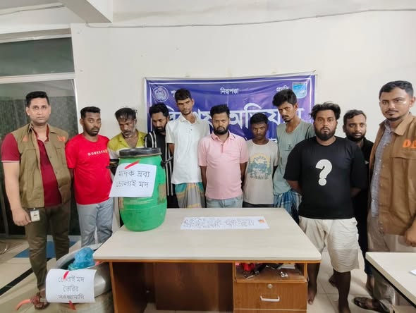 সাভার-আশুলিয়ায় ডিবি (উত্তর)-এর বিশেষ অভিযান: ৮০০ পুড়িয়া হেরোইন, ইয়াবা ও চোলাই মদসহ ৯ জন গ্রেফতার