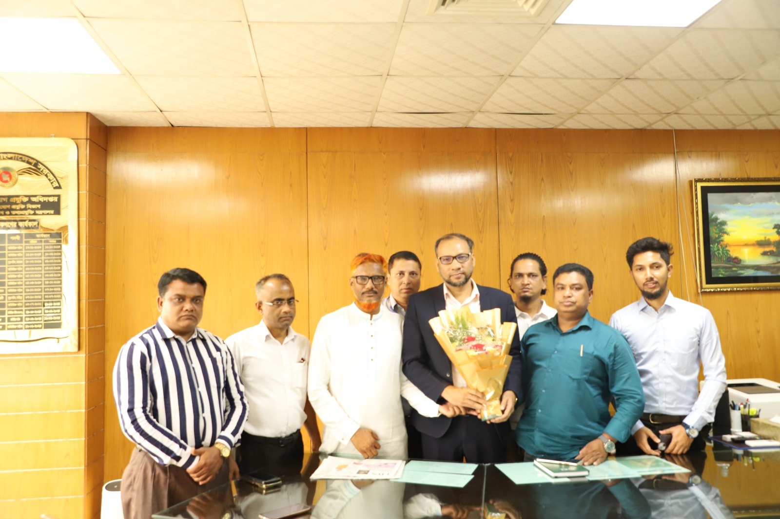 ভিক্টোরিয়া কলেজ HSC-৯৫ ব্যাচের ফুলেল শুভেচ্ছায় আইসিটি অধিদপ্তরের মহাপরিচালক সাইফুল হাসান