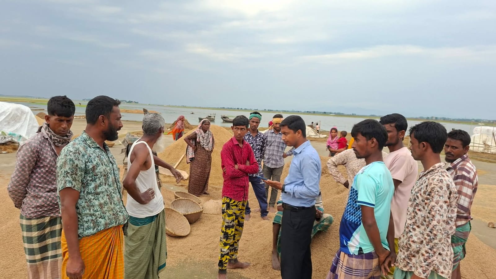 মধ্যনগরে বোরো ধান ঘরে তুলতে মাঠে প্রশাসন, দ্রুত কাটার আহ্বান